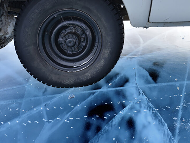 Колесо машины и лед